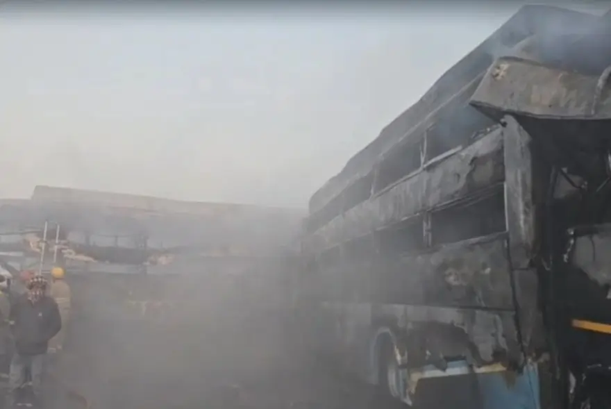 Delhi-Agra Expressway Accident: Dense Fog Triggers Deadly Multi-Vehicle Pile-Up, 4 Burnt Alive in Mathura